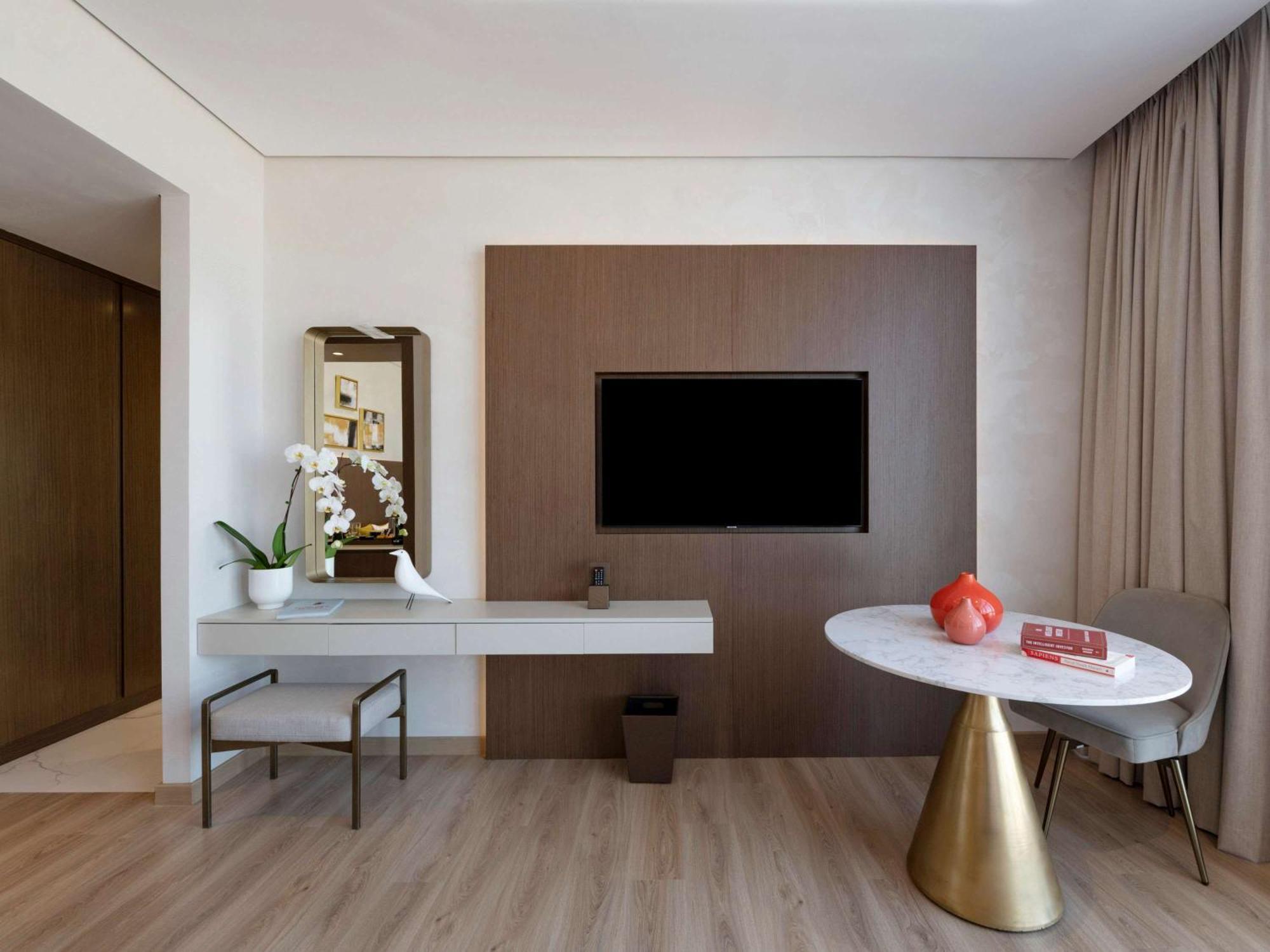 Movenpick Jumeirah Village Triangle Dubai Exterior foto A room at the hotel
