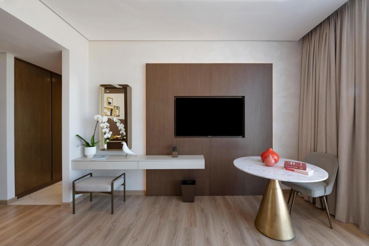 Movenpick Jumeirah Village Triangle Dubai Exterior foto A room at the hotel