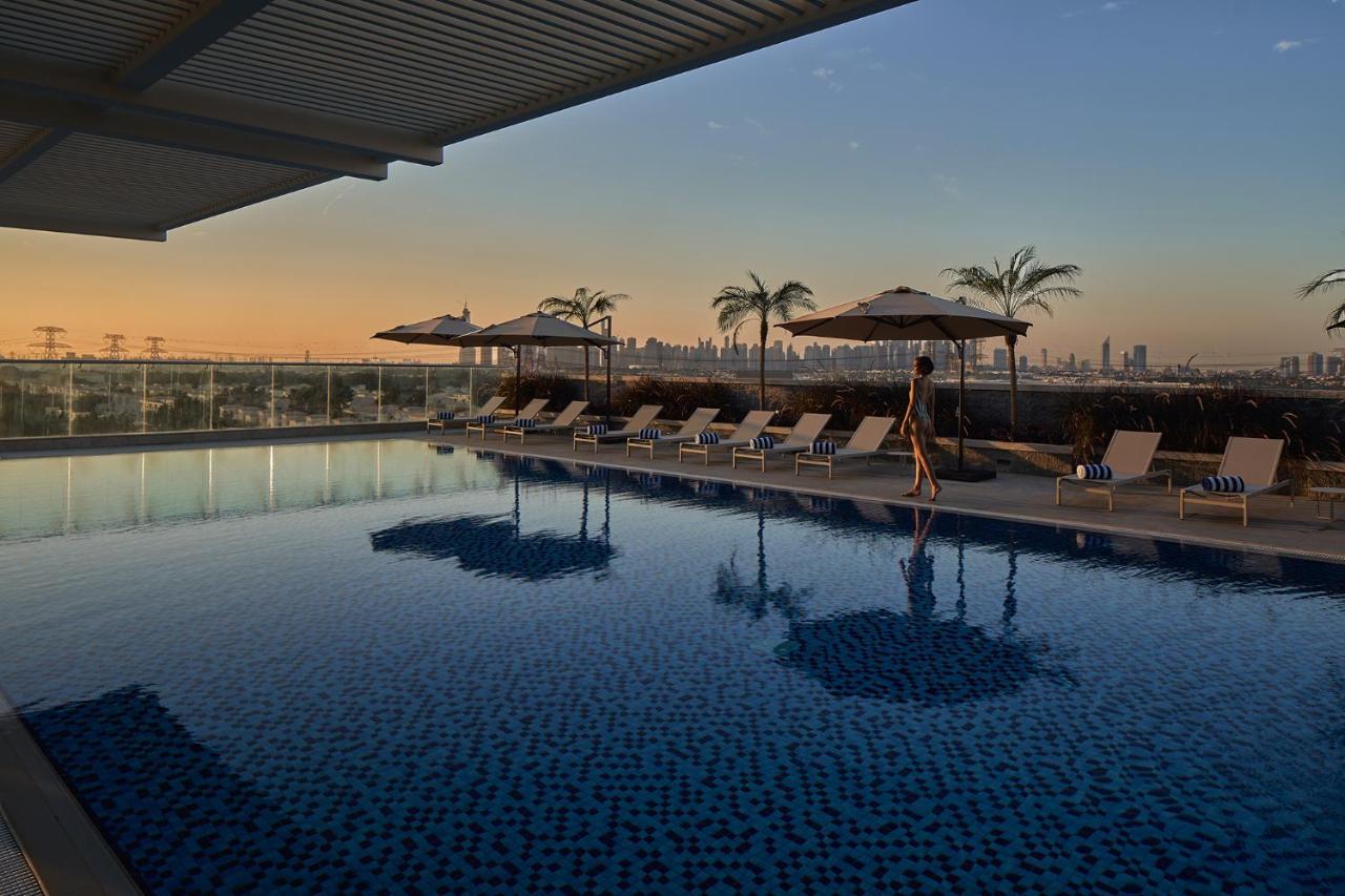 Movenpick Jumeirah Village Triangle Dubai Exterior foto The rooftop pool at the hotel