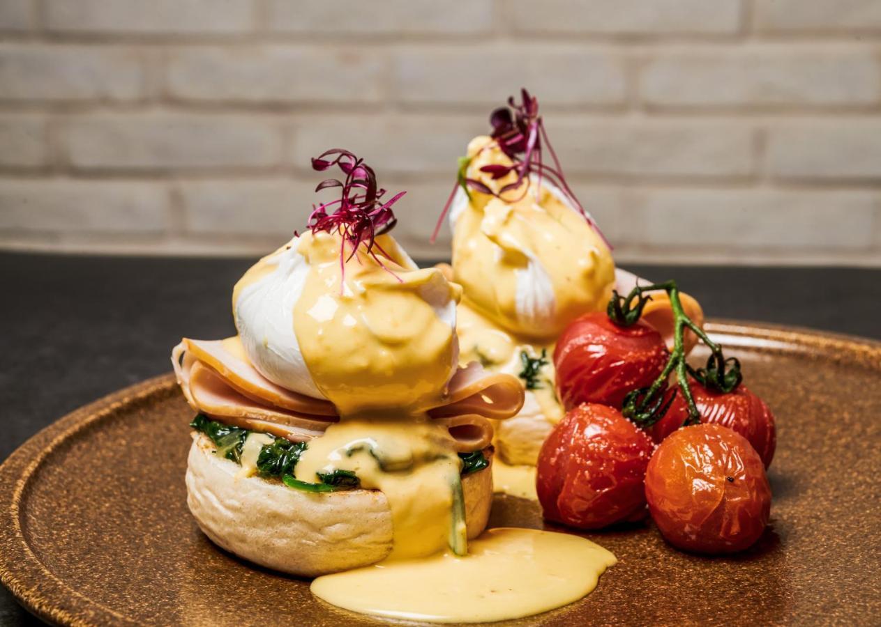 Movenpick Jumeirah Village Triangle Dubai Exterior foto Eggs Benedict