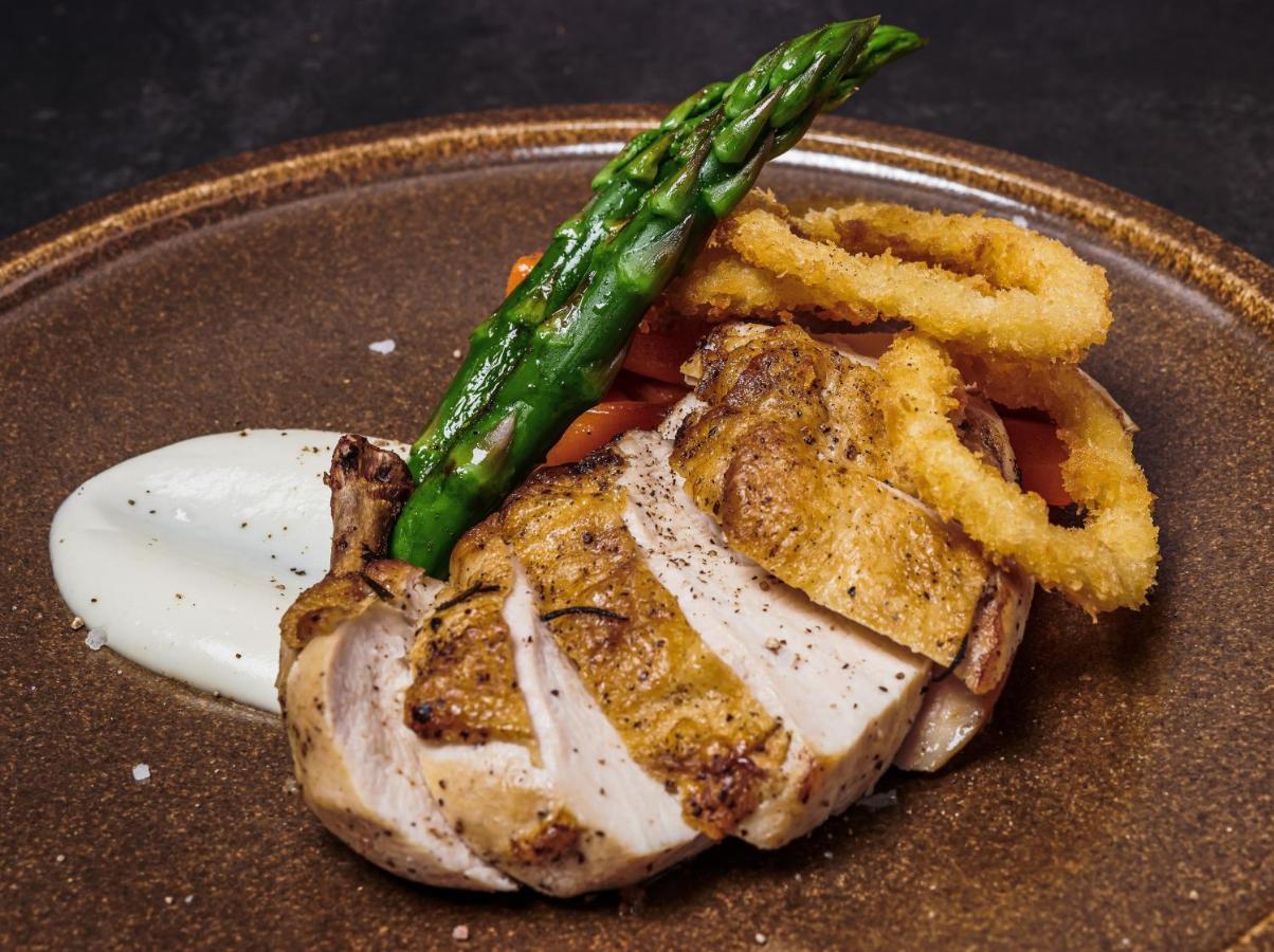 Movenpick Jumeirah Village Triangle Dubai Exterior foto A pork chop prepared sous vide