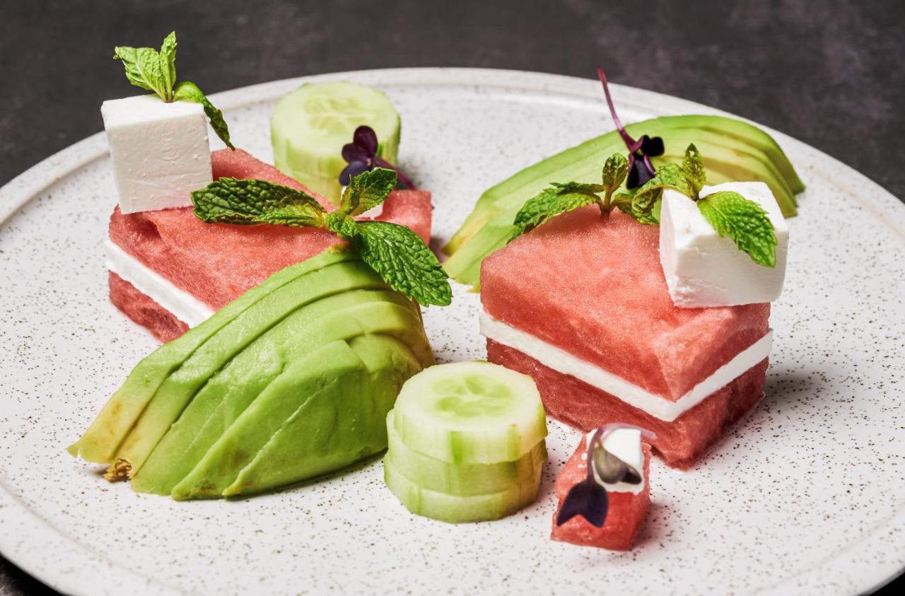 Movenpick Jumeirah Village Triangle Dubai Exterior foto Watermelon and avocado salad