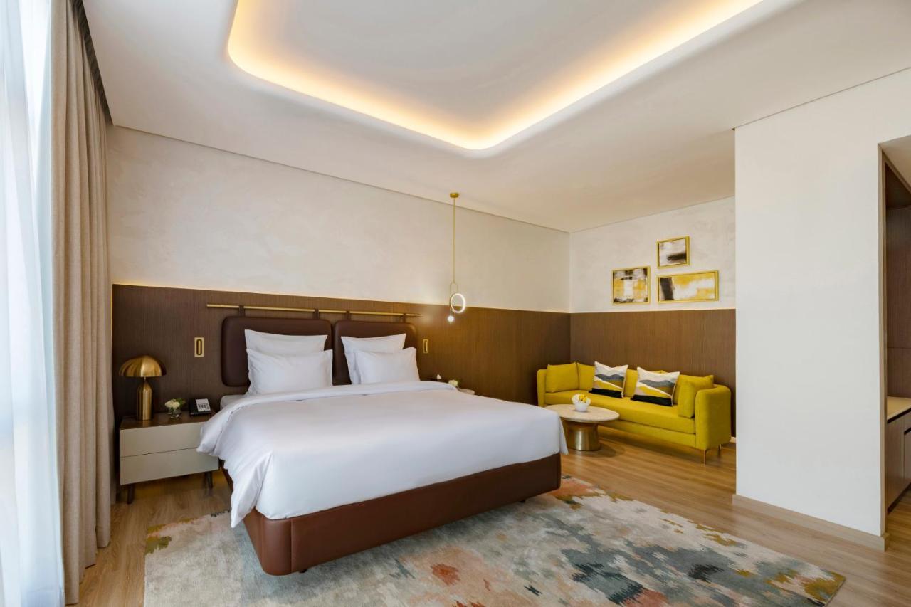 Movenpick Jumeirah Village Triangle Dubai Exterior foto A bedroom at the hotel