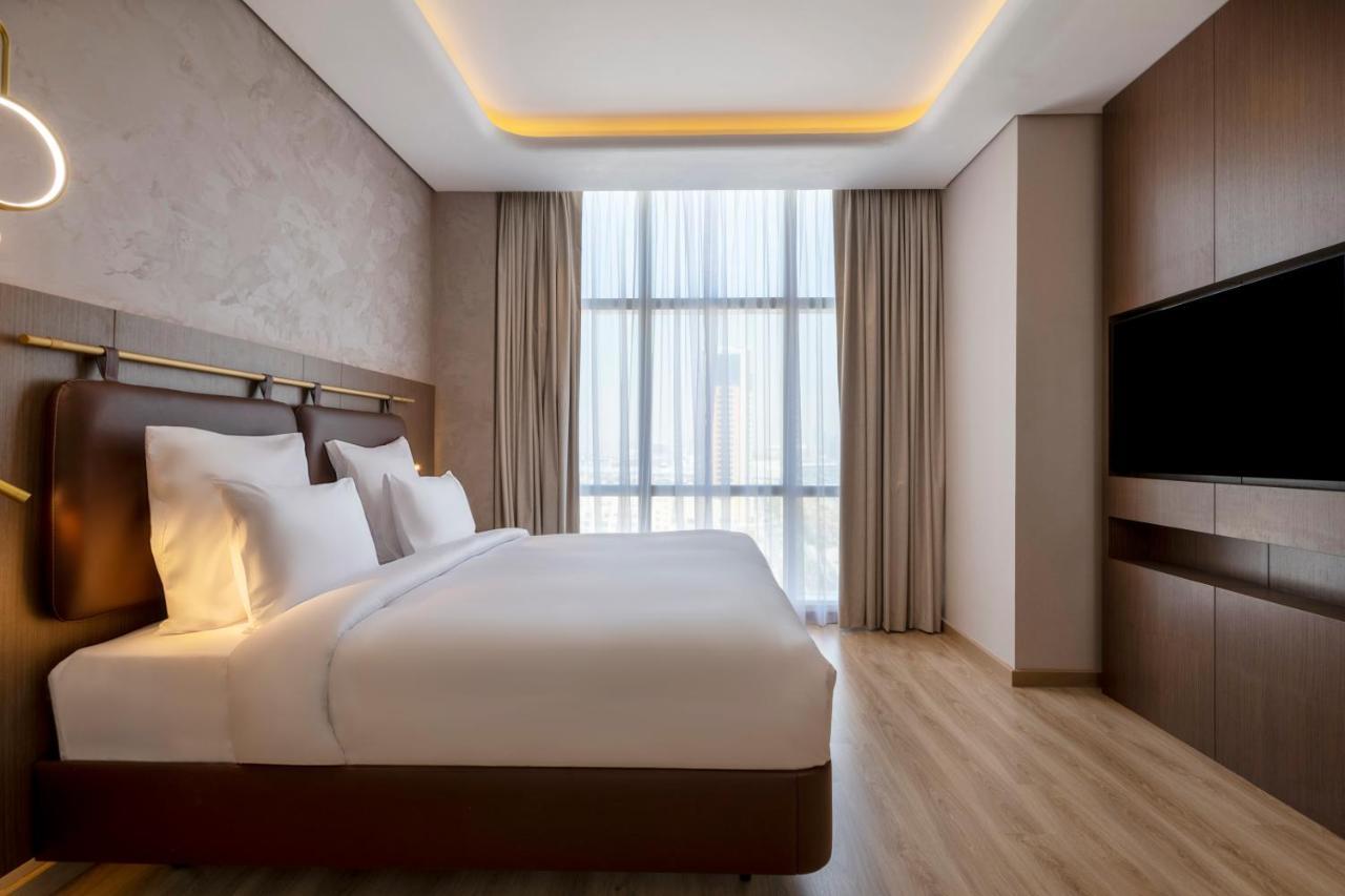 Movenpick Jumeirah Village Triangle Dubai Exterior foto A bedroom at the hotel