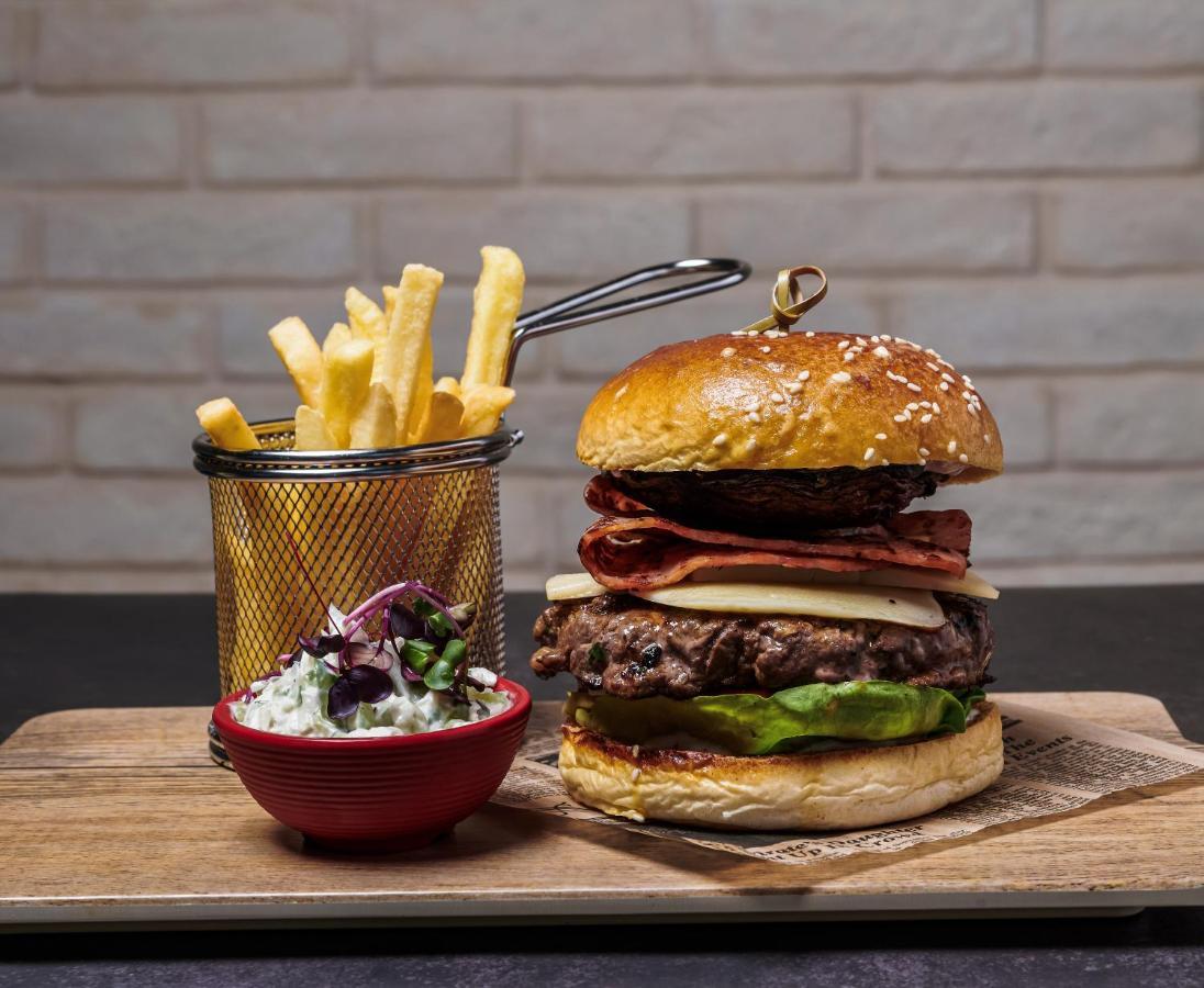 Movenpick Jumeirah Village Triangle Dubai Exterior foto A hamburger with chips