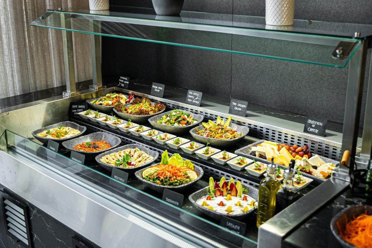 Movenpick Jumeirah Village Triangle Dubai Exterior foto A salad bar
