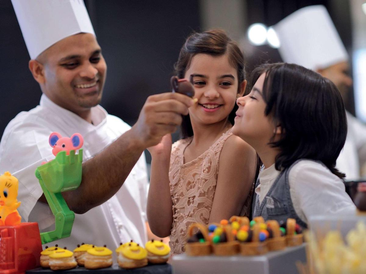 Movenpick Jumeirah Village Triangle Dubai Exterior foto A pastry chef at work