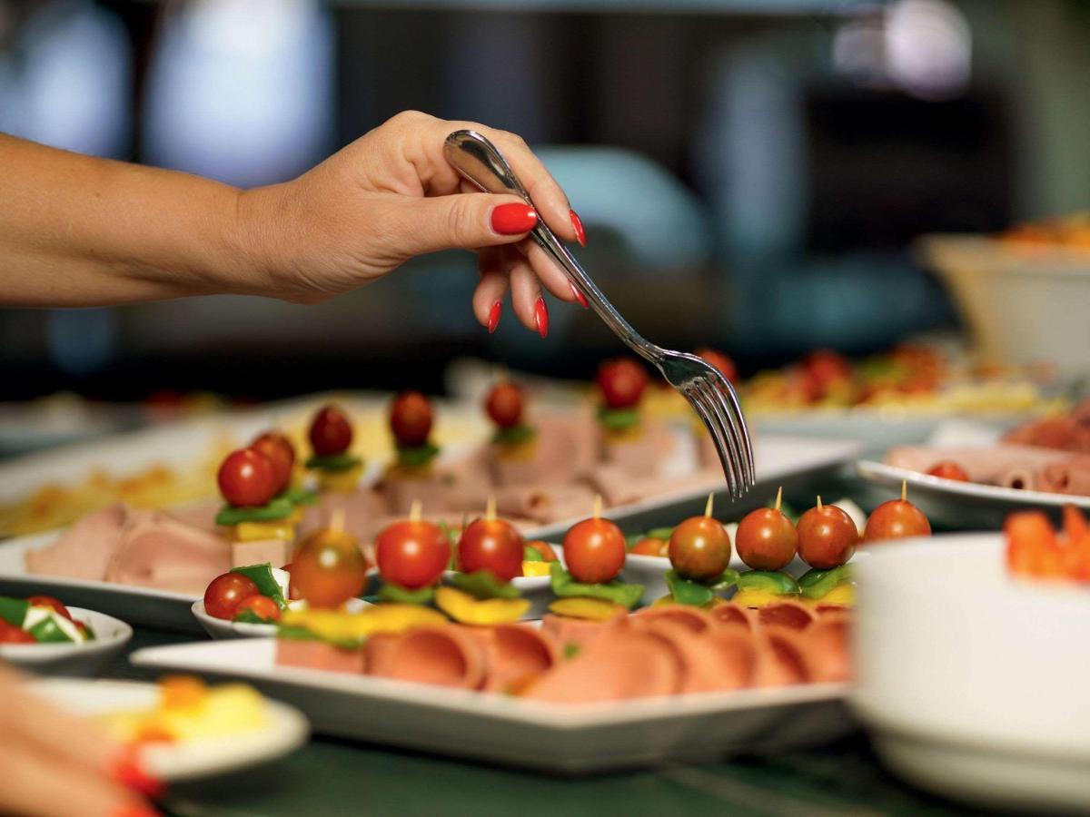 Movenpick Jumeirah Village Triangle Dubai Exterior foto A buffet