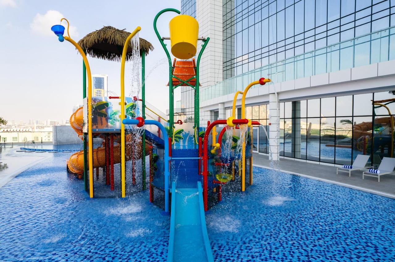 Movenpick Jumeirah Village Triangle Dubai Exterior foto A water park in Dubai