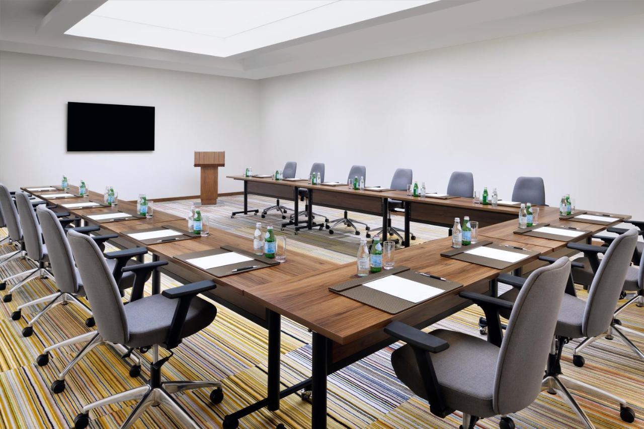 Movenpick Jumeirah Village Triangle Dubai Exterior foto Meeting room