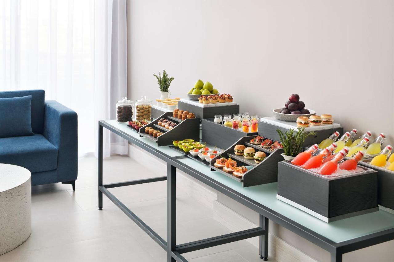 Movenpick Jumeirah Village Triangle Dubai Exterior foto A buffet table
