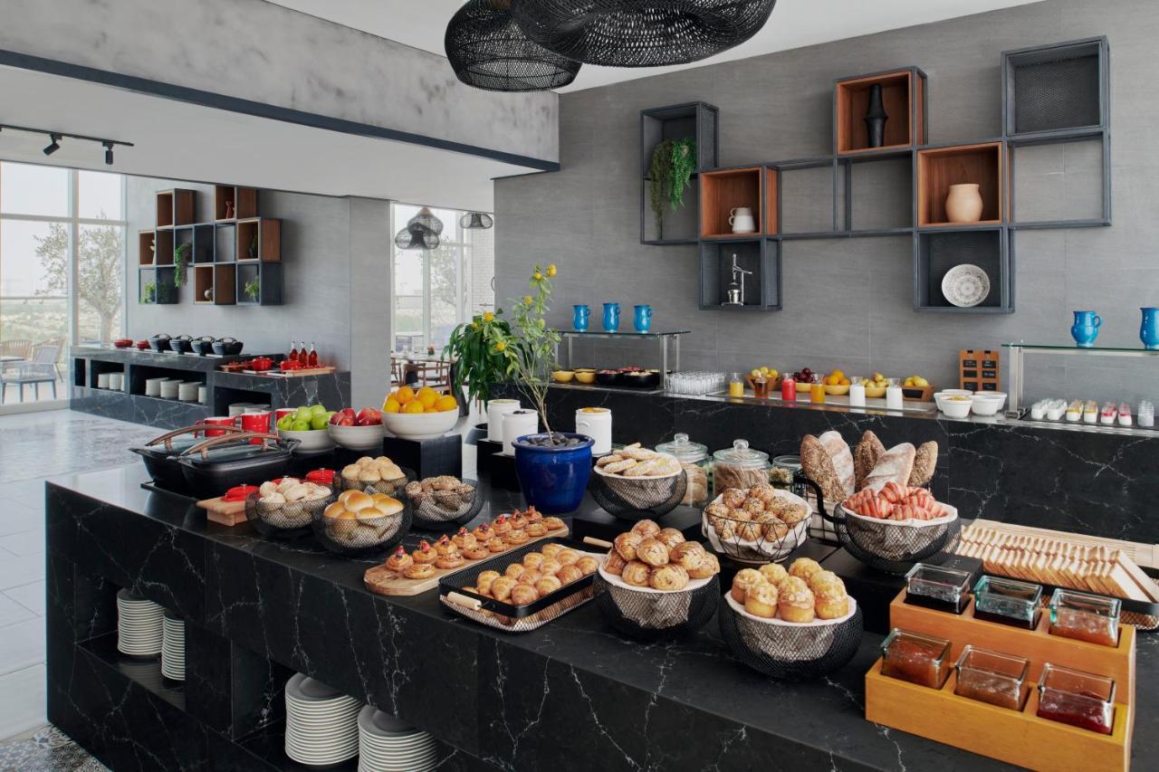 Movenpick Jumeirah Village Triangle Dubai Exterior foto A buffet at a hotel