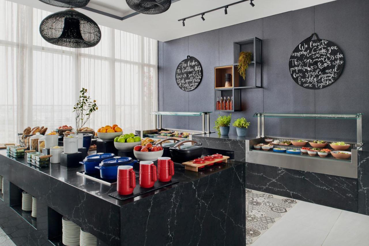 Movenpick Jumeirah Village Triangle Dubai Exterior foto A buffet at a hotel