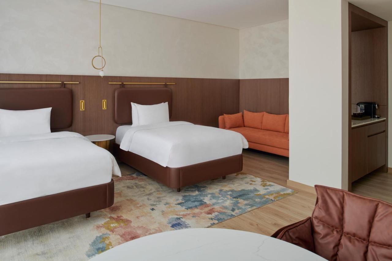 Movenpick Jumeirah Village Triangle Dubai Exterior foto A room at the hotel
